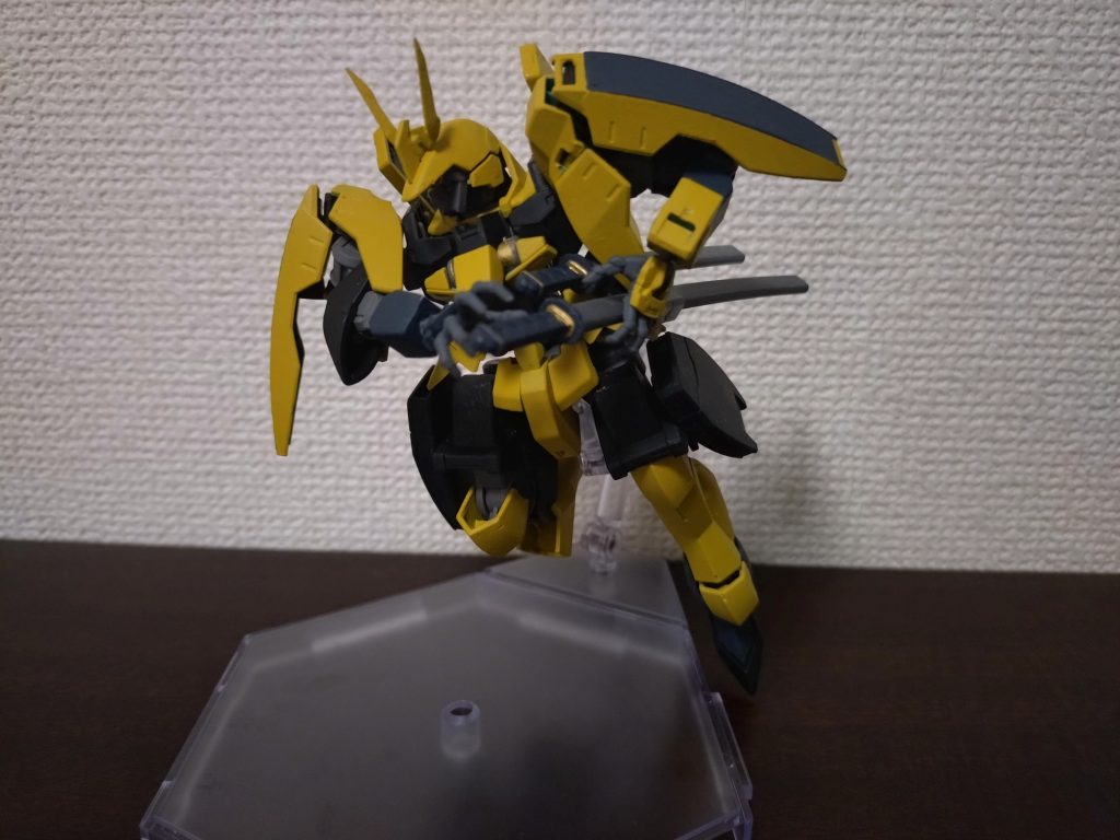 ② 居合ギリギリ居合ポーズもできます。しかし、ロボに腰に差した刀を抜刀できるものなのでしょうか？