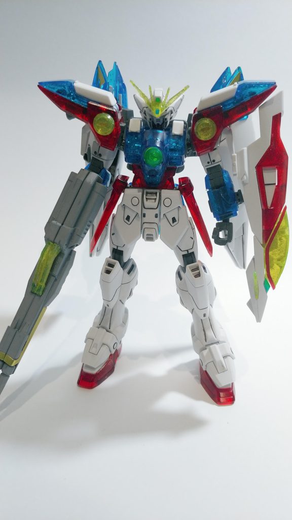 ダイソーのラメ入りジェルネイルのゴールドとシルバーをクリアパーツの裏に。赤と黄色にはゴールド、青にはシルバーです。白パーツはスミ入れと艶消しで仕上げて、クリアパーツを強調。