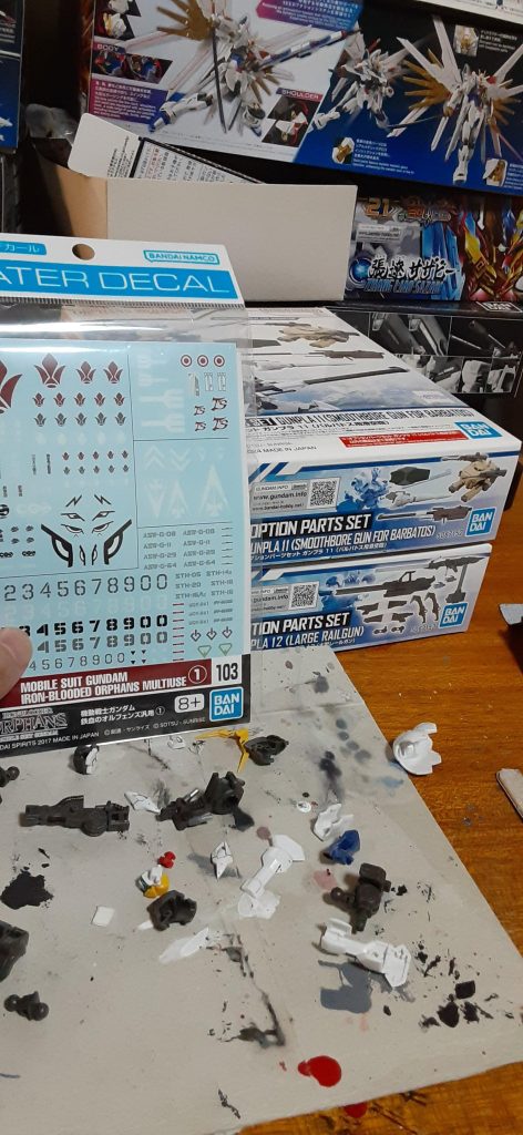 バルバトス自体は絶賛改修中ですが、写真がうまく取れたのでせっかくなんで上げてみました。まあジオラマ背景ないし、ユージとオルガ乗ってたモビルワーカーも足りてないですが…先日プレバンで武装セットとデカール再販してたのでこれでもう一度取り直ししよかな…サントラ聴きながら作るのやっぱり最高。