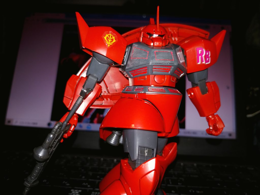 腹、腰のインテーク部、胸部のスジ彫りに赤の差し色。カスタム感は出せたかなと。