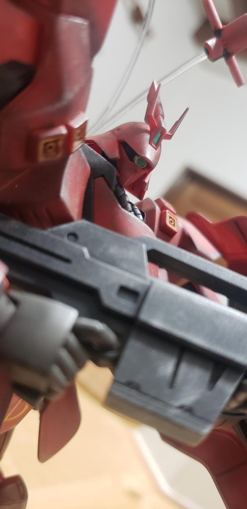 モノアイも別パーツを発注し、取り付けし、額のセンサーもガンダムマーカーの何とかグリーンで大まかに塗り込んではみ出た所をデザインナイフでカンナがけ。このカンナがけも今回のガンプラ製作で初めて知った技法だったww最初は『そんなバカな~そんなんで綺麗になるはずないや~ん!』とか思ってたけど、普通に技術不足で、慣れてくると綺麗にこそぎ落とせて、成型色で仕上げる人にとっては凄く優れた技法なんだなと。ウェザリングに関しては…そもそも我々地球人はまだ宇宙で生活したこともないわけで。そんなサザビーは劇中、宇宙でしか使われていないMSでもあるため、先人達の作品を通した上でのウェザリングの参考になるものはあっても実際宇宙ではどういう影響を受けるのか全くわからなくてまず宇宙のことから色々調べたwwこういうウェザリング1つとっても実際にはあり得ない仕様を描くのが嫌いな面倒くさいタイプの人間なのでww脚部周辺に土や泥はつかないし、重力も無いからオイルが垂れる描写もおかしい。酸素もなければ、錆びも発生しない…再現させられるのは太陽光からの宇宙線による表面アーマーの色褪せやMSを基地や戦艦内で運用していく上でのエッジちょっとしたハゲや劣化程度か…とも思うけど、総帥の駈るMSなんかにクレーンとか当てたりしたら総帥激怒するやろし、そんな変形したり塗装ガッツリ剥がれたりしたら塗り直すやろwwそれに、総帥以外の一般技師達がクレーンなんかで動かすときも細心の注意を払って移動させるだろうから擦れてエッジのハゲなんかもそんなにはないんかな…とかもう色々考えまくったwwそもそも総帥が乗る専用のMSの塗装がそんなに運用するだけで傷つく様な安っぽい塗装なわけないし、総帥自身が常人離れした人だし、通常の出撃で一般兵の駈るMSからはほとんどダメージも受けずに相手MS容易く撃墜して帰ってくるだろうし…と更に色々考えてしまって、宇宙系+エースパイロットの駈るMSのウェザリングはとても難しかった。でも人生で初めての部分塗装やウェザリングがサザビーでよかったなと心底思う。やっぱり自分の愛着の沸くものだと創作意欲も沸くし。