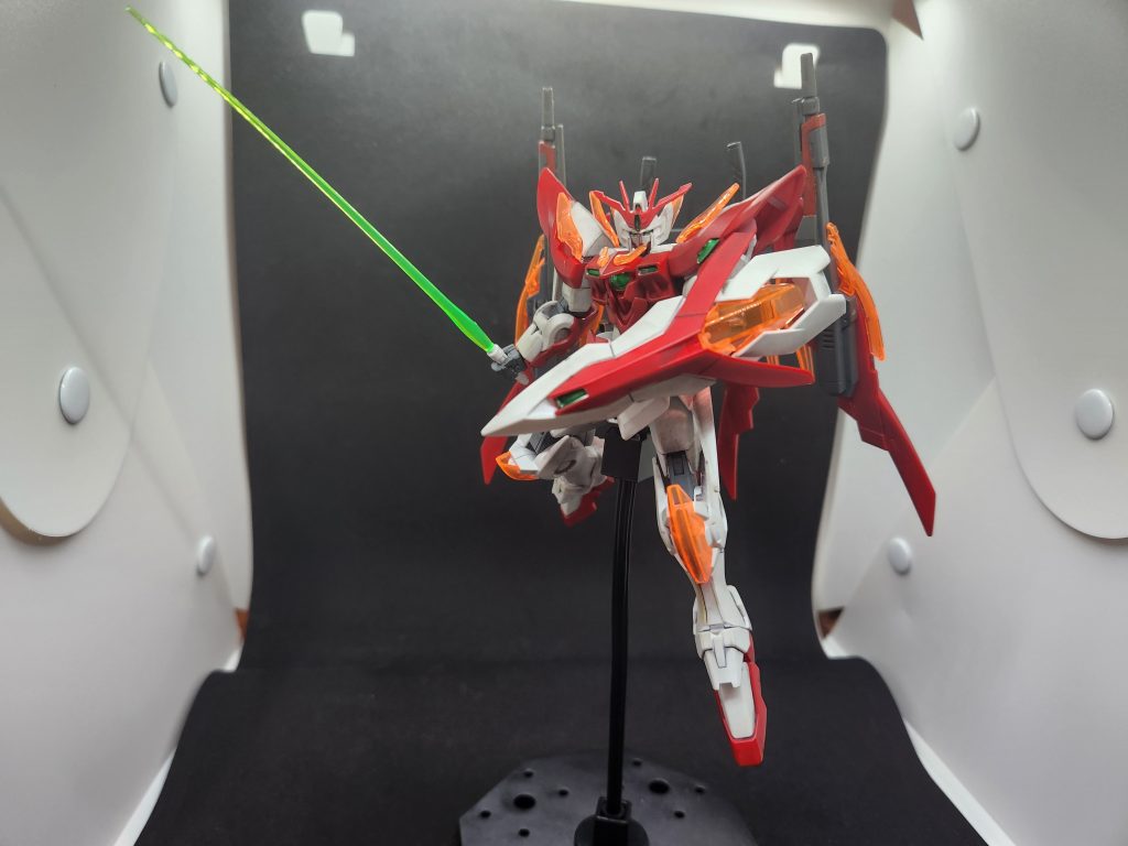 ビームサーベルを持たせて1枚。シールドのデザインがかっこいいですね…