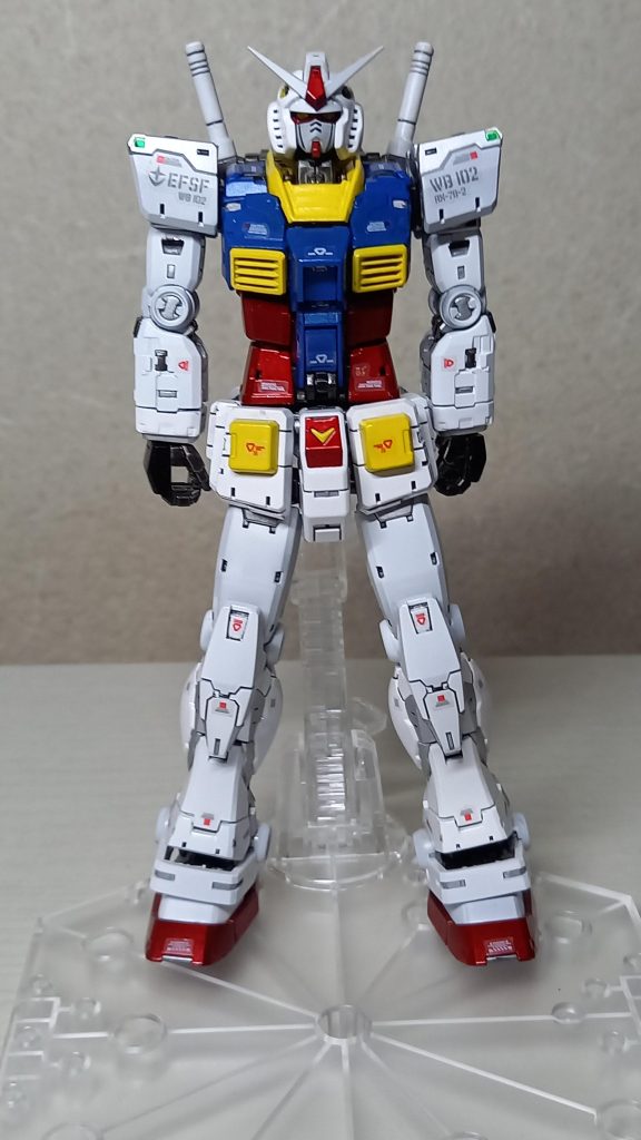 直立状態で色のご説明です。下地基本→ガイア シルバーサフホワイトパーツ→ガイア ピュアホワイトライトグレーパーツ→ガイア パールシルバーダークグレー→Mr.カラー 黒鉄色グレー→ガイア プレミアムメッキシルバー色プラは薄くMr.カラー黒後、赤→ガイア パールプレミアムレッド+蛍光レッド青→ガイア ウルトラブルー+パールシルバー黄→ガイア 勇者30thシャインイエロー(Vの字のみ+蛍光イエロー)