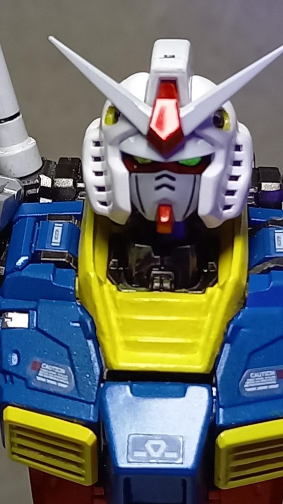 色々皆様言われているバルカン等ですが…私は気にならないのでそのまま。そしてあまり他の方やられてないバルカン発射口まわりをアニメと同様黄色にしました。(モールド入れたかったけどそもそもスジボリ下手なのと穴が小さすぎるため断念)いつもどおりリアリスティックシールに蛍光塗料塗って光らせてます。いい顔に仕上がりました。