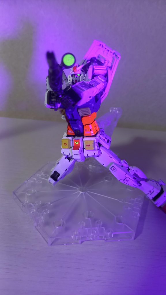 ライフルのスコープ、お股のVの字も蛍光、赤色も蛍光レッドで浮かび上がります。いやぁ、ポージング楽しい…と写真撮ってたら悲劇が…