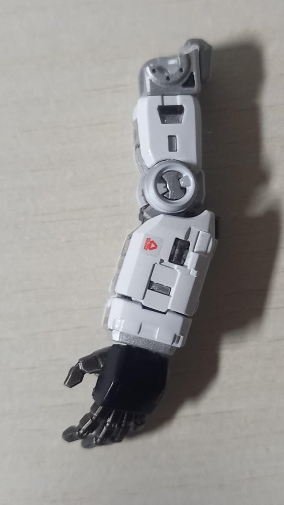 左肩付け根パーツが割れました・゜・(つД`)・゜・恐らく前のライフル両手持ちポーズの際に割れたと思われ…欠片探しても見つからず…(T-T)ここ、普段見えない(肩外装に覆われてるのと、これまでのRGと異なり肩外装パーツがポロリしない構造のため)なのでたぶんやりがちだと思います…皆様もお気をつけてお遊びくださいm(_ _)mわたしは刻の涙を見ました…