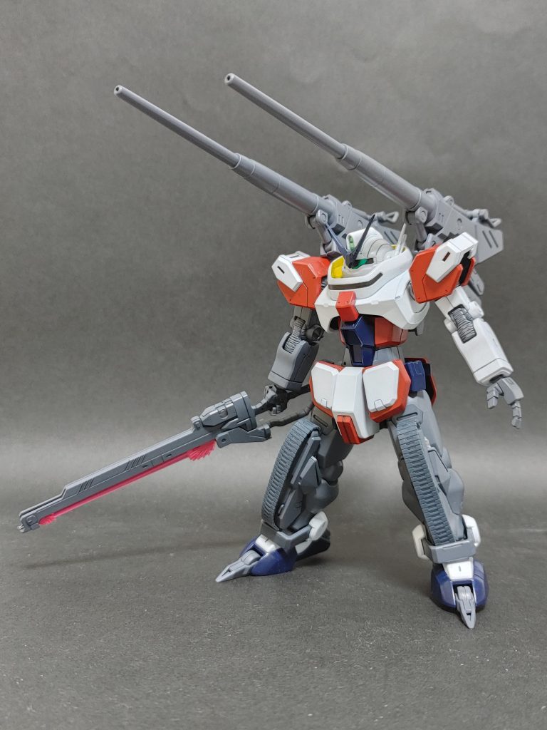 主人公機である「ビームサーベル試験機」以外は、基本的に背中に長距離砲2門が基本武装であるが、近・中距離の想定に合わせて換装も可能。（TOP写真のように中距離用のガトリングなど）足のローラーダッシュには、月面のレゴリス除けのヒートナイフが装着され、躓き防止となっている。