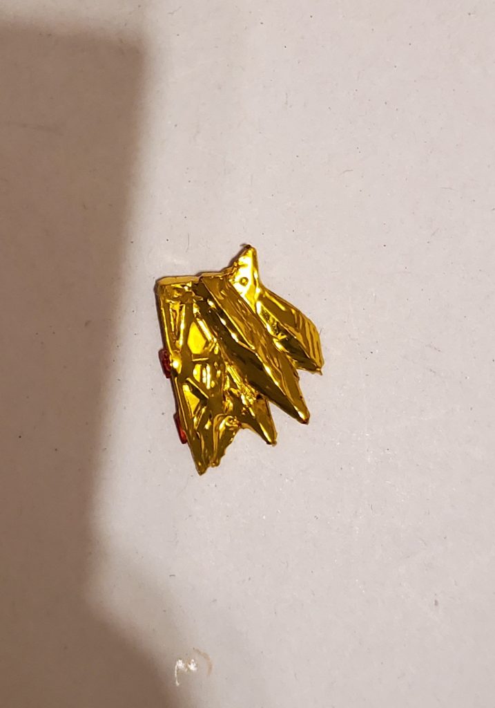 こんな感じでドライヤーで熱しながら貼り付けてますやや厚みが出てしまうのが欠点ですが、結構いい感じにメッキ感が出ます！ 上手い人がやればもっと綺麗にモールド出せるような気がします