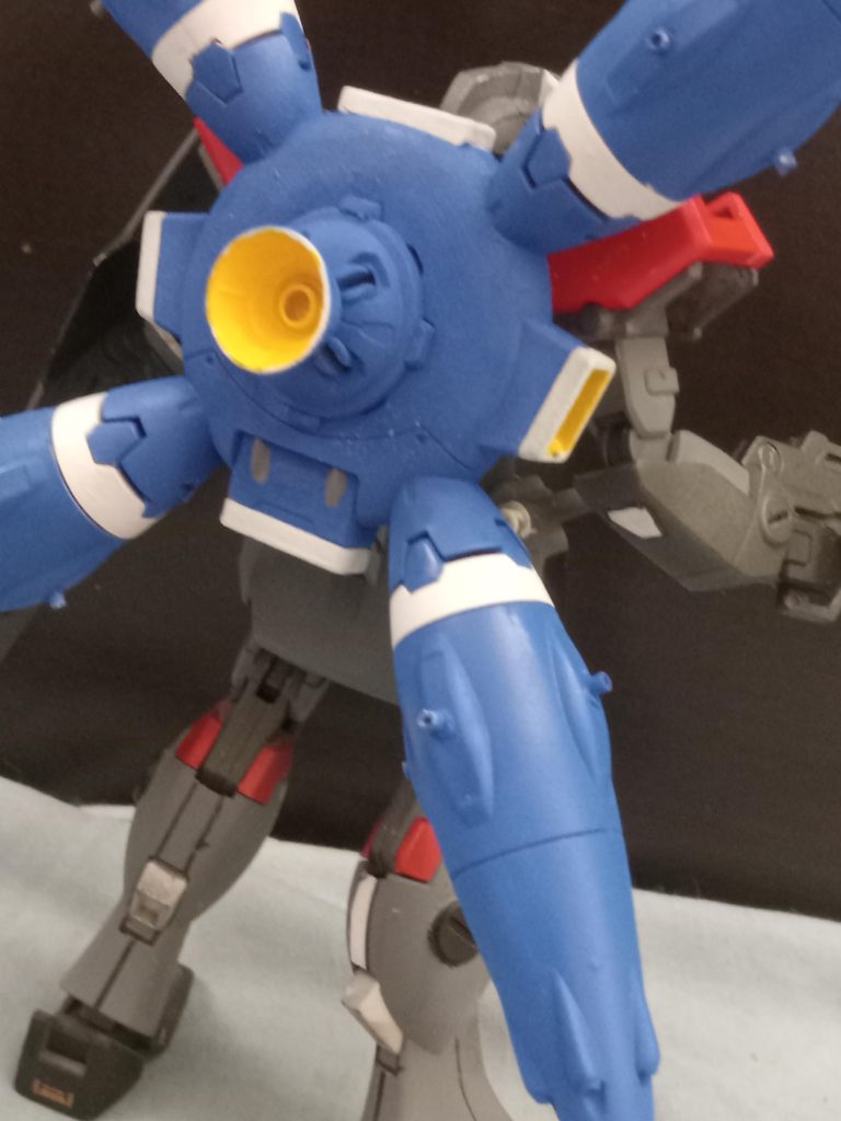 バレルとスラスターには金属棒を使用しました。スラスターは別のビルドで使用したので、機動性のために背面に大きなスラスターを1つ追加しました。