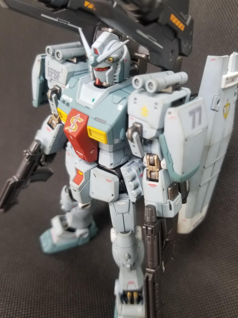 スレッガー『アムロのガンダムって ジオンの奴等に“連邦の白い悪魔”って 恐れられてるって知ってるか?』 メカニック『あ、はい…噂では聞いた ことあります。すごいですょね。』 カイ『へぇ~、すげぇんだな アムロの奴』 ハヤト『そんな噂があるん ですか?!』