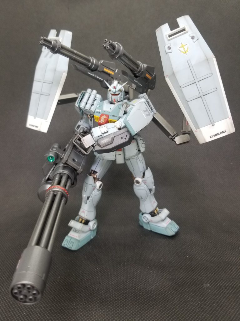 スレッガー『ビーム系より実弾で 撃ちまくる方が性に合ってるん だょね、僕チャン🎵』 ハヤト『いくらなんでも、 こんなのブライト艦長が 許しませんよ~😣』スレッガー『大丈夫、大丈夫👍 宜しく頼んだょ~🎵』 メカニック『全く勝手なんだから…でも確か 補給物資の中にこれに 近いものがあったような…』