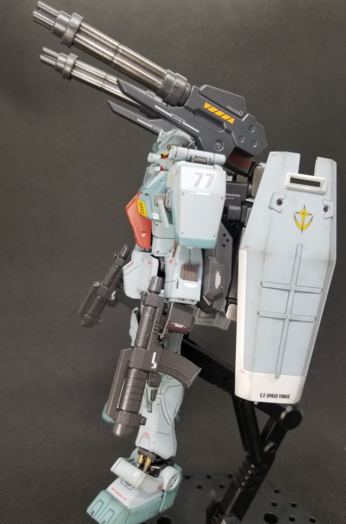 スレッガー『ところでさ、オレっちの ジムの修理っていつできる?』メカニック『パーツの予備が ありますのでそんなに時間 かからないと思います。』 スレッガー『そっか、実はちょっと お願いがあるんだが…』 メカニック『??』