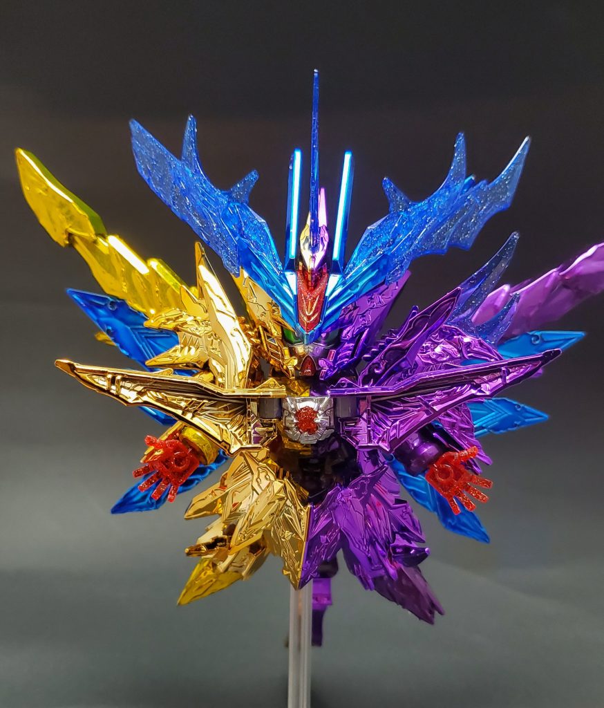 マスク部、胸部クリアーパーツの外周部分はメッキシルバーで塗装してます