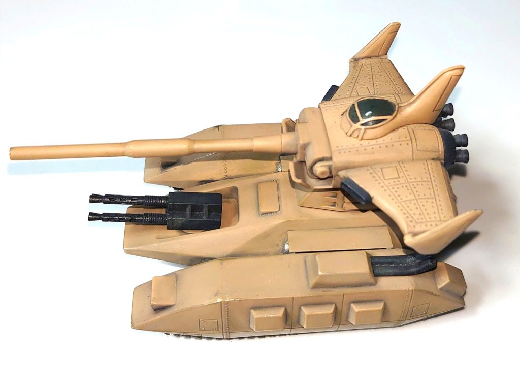 これからこのキットを組む方は主砲のヘタレを考慮されると良いかなと思います。私が組んだキットだけなのかも知れませんが砲身が自重でいつの間にか下を向き「しょんぼり」した感じになってしまいます。飾っておく方は何らかの対策が必要になるかも知れません。