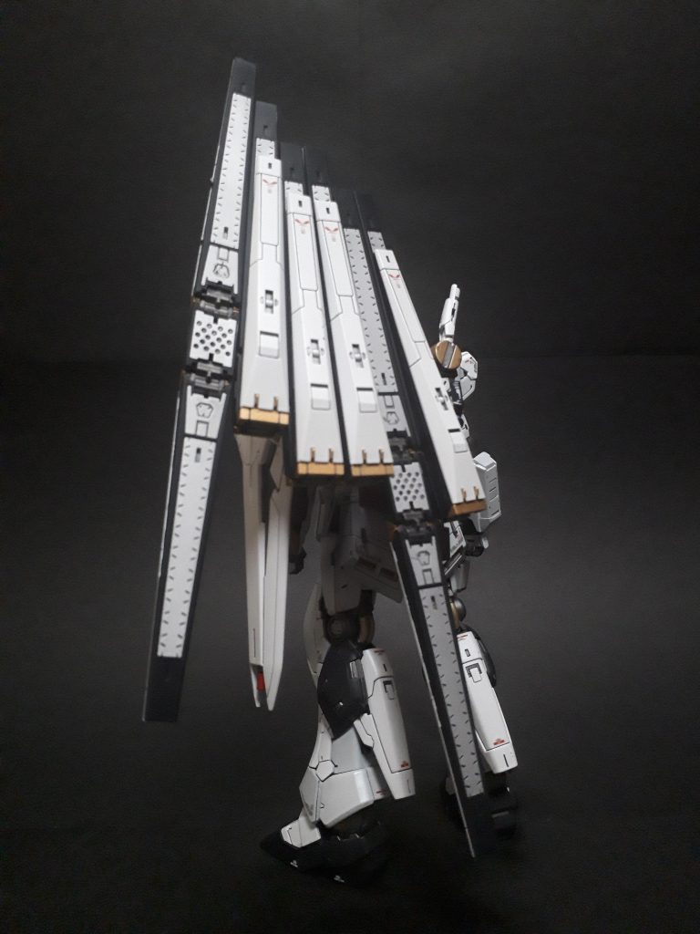 ファンネルつけて立たせておくの、むずくない？塗装で重くなったのか、元々傾きやすいバランスではあるものの一番の難関でしたw