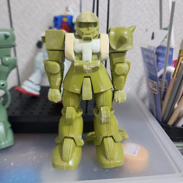 前回がガンダムなのでやっぱりザクを144で作らねばとりあえずボディカットと胸の豊胸手術中キット出来は抜群だけど意外にアニメのイメージとは遠いから作れるか心配…（1枚目）