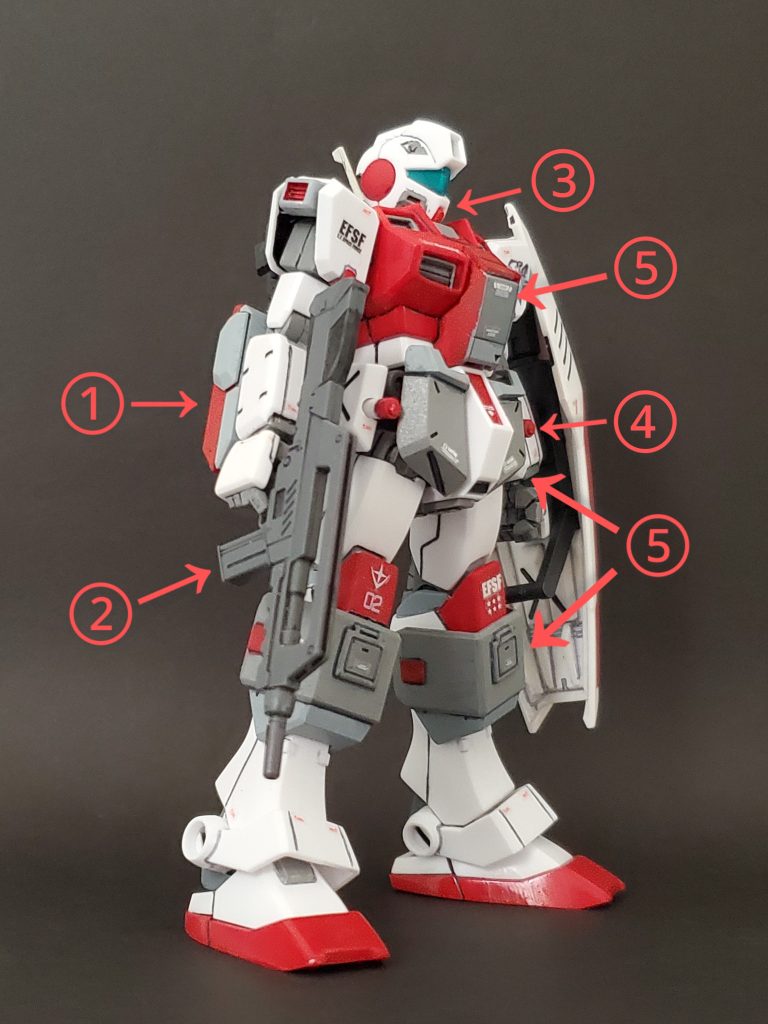 今回は久しぶりのジムコマンド製作🎵どのように作ろうかと悩み模索した結果❕NT-1アレックスの技術を流用したミキシング？と相成りました～😆🎶カラーリングは標準機に沿い、試作型として全体的に改修を試みました😌今回の改修ポイント～🤩✨①『G-Ⅳ計画』の流れからビルドパーツのガトリングガンを採用❗このパーツはそのまま接続すると先端が手の甲の部分まできてしまうので接続ピンの位置をズラしてあります👍️②ビームライフルもアレックスから頂きました🤭③頭部アゴ部分の赤いパーツがいつも出過ぎで首回りの可動域を狭めるので思い切りカット✂️これによりしっかり横にも向け、少しですがアゴを引く事も出来るようになりました😊④腰両脇のパーツはビームサーベルホルダー兼補助スラスターユニットとして改修🎵⑤今回の目玉の１つである簡易式チョバムアーマーパーツを用意❕詳細は下記にて説明します😆✨