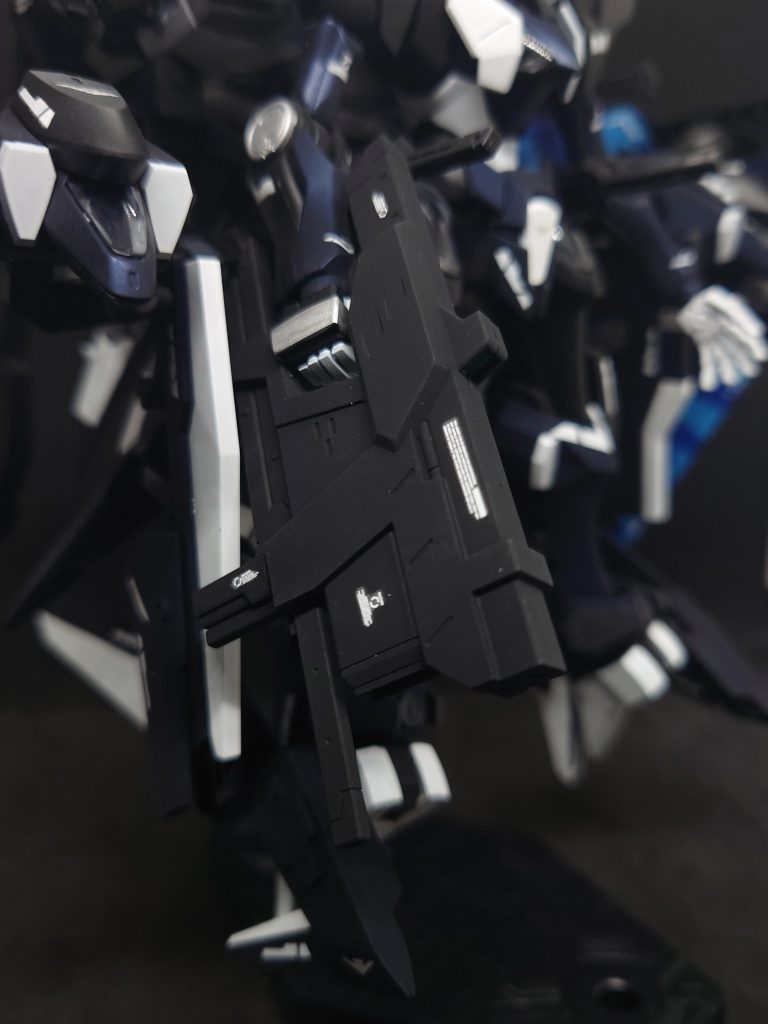 高エネルギービームライフルダリルバルデのモノを改修。銃身下部のビームブレードも改修強化済み。通称“カグツチ”