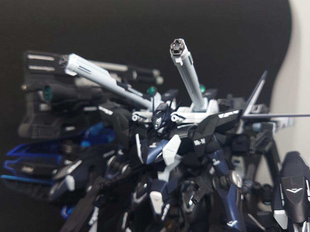 アードラユニットに搭載している小型収束メガ粒子砲×2門実弾型の小型マシンガン×2門“キリサメ”主に注〜近距離戦闘に使用。砲身は固定式ではなくある程度は動くので、2体を同時に狙う事が可能。