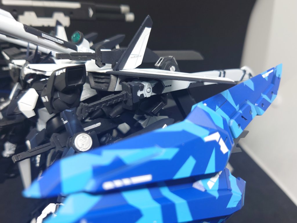 左翼下に搭載されたビームブレイド『アマノムラクモ』通常のシールドや装甲はもちろん、対ビーム装甲、ビームシールドすら容易に切断が可能という破格の性能を持った高出力のビームブレイド。ただし、6振りするだけで機体がパワーダウンしエネルギー切れを起こす為、使用には注意が必要。