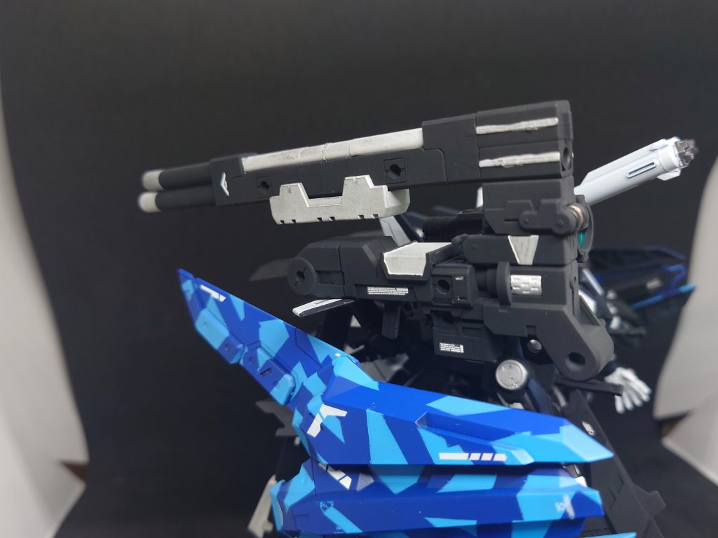 右側翼部に搭載されたロングレンジライフル『アマノハバキリ』マガジン式で装弾数は6発のみ。大型スコープ付きの為、超遠距離での狙撃が可能。横に装着している大型シールドドローンの『アメノハバヤ』と合体する事で全てを破壊する砲身『オロチ』となり、“マテリアルバースト”が可能。尚、どこぞのビーム・マグナム同様、掠めただけでも対象は大破する。アメノハバヤはスプリッター迷彩を採用し、シールド役として目立つ仕様に。小型メガ粒子砲を内臓しているので砲撃面でも本機のサポートが可能。エネルギーが切れかける前に本機に戻ることで再チャージし再出撃が可能。