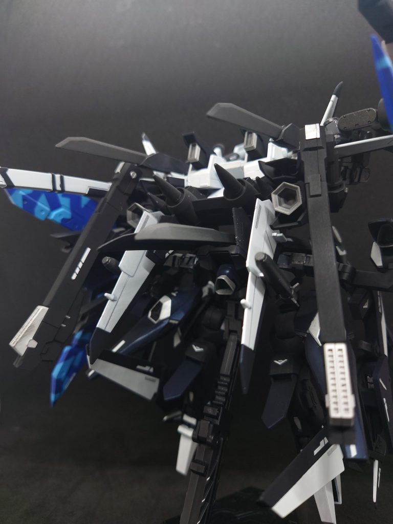 アードラユニットに搭載された実体剣“ソハヤノツルギ”×2振り本体の腰部に装着している大型の対艦刀“ムラサメ”×2振り刀身は黒く染められており、切断力を向上。オリジナルの物を遥かに凌駕し、ビーム・サーベル相手でも鍔迫り合いが可能。更にMSの装甲を容易に切断する。翼部に搭載されたミサイル×2機高性能追尾型の為、使う際はお財布と要相談。❇後ほど載せる4連装砲と交換が可能。追加されたスラスター＆プロペラントタンク×2セットそれと高機動ウィング。普段は仕舞ったままになっているが、ナイトロシステムが発動した際はウィングが可動し4枚羽根になり機動性が大幅に増す。