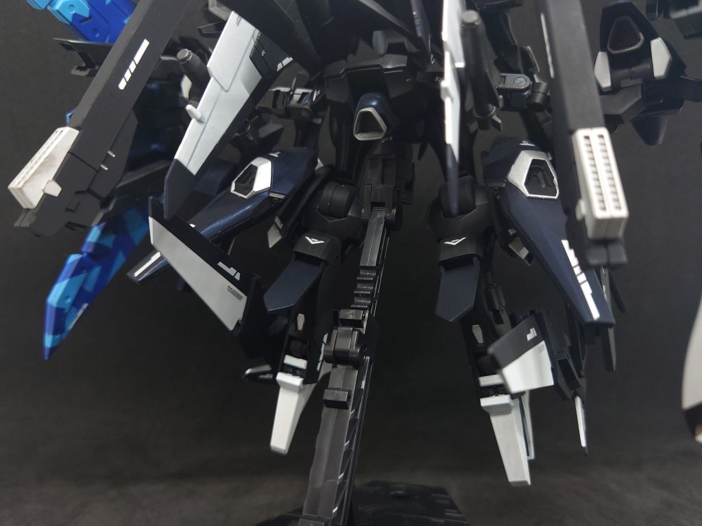 ゼノと同等、腰部にユニットを装着しており、コラキくん達もここに待機。脚部にはスラスターが追加されており、アードラユニットのスラスターと合わせて使うとフェネクスを超えるスピードとなっており、常人には扱えないモノになっている。足部横に姿勢制御兼エネルギー貯蔵タンク付きの大型ウィングを装備。重力化では宙に浮きながらの移動が可能。