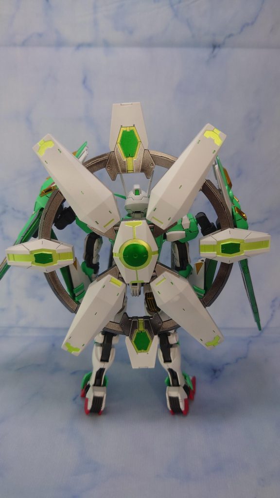 背中にはネプテイトウェポンズのヴォワチュール・リュミエールを軸切ってパテで整地した後穴開け、ここもジョイントセットD接続上下シンメトリーにしたかったので2セット使ってます