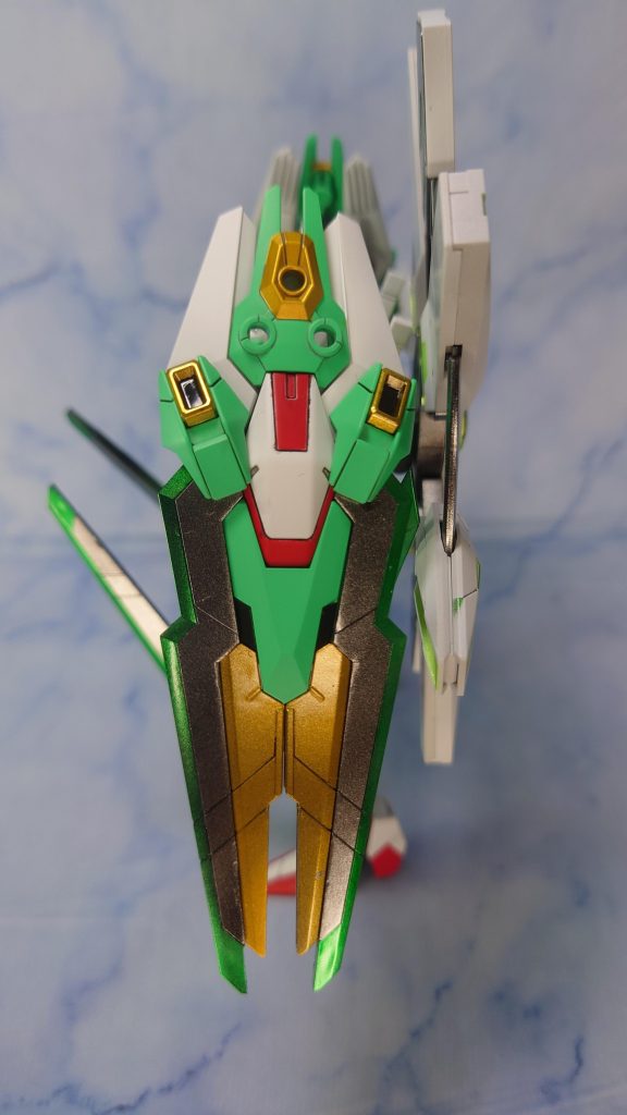 肩をルブリスにして3mmプラ棒ブッ込みコトブキヤのジョイントセットDでエスカッシャンを接続