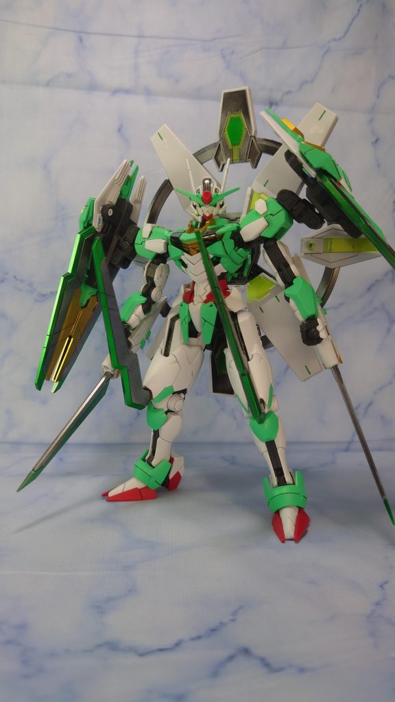 使った色(G = ガイアノーツ、C = クレオス)サフ:G メカサフスーパーヘヴィ、EVOグレー、EVOピンク白:G Ex-ホワイト赤:C モンザレッド緑:G エメラルドグリーンメタルカラー:G スターブライトシルバー、スターブライトゴールドトンファー刃・エスカッシャン縁:G クリアグリーンヴォワ黄色:G 蛍光イエロー