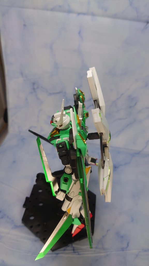 可動部が増えたことで回転させたり干渉を逃がすことができます