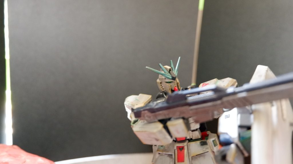 思い出したように関節部をガンダムマーカー、サイコフレームカラーで塗る