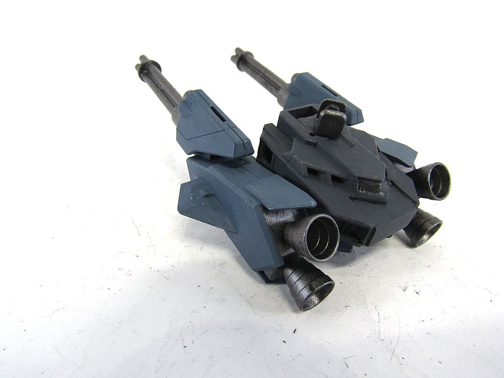 真ん中のジャーマングレーの部分はビームガトリング用大型エネルギーパックという設定です。ランナータグを加工して箱型に近付けました。撃ち尽くしたら切り離すか交換するというイメージです。グレイブ固定具はパワードアームズパワーダーのジョイントパーツを加工して作成しました。