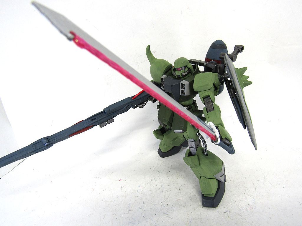 エクスカリバーレーザ対艦刀。ルナマリア小隊長を護衛するため、近付く敵機は戦艦でも突撃して斬ります。そして小隊行動を乱したとして怒られる(笑)インパルスの予備部品はそれなりに量産されていた感じなので、余った武装の再利用という感じです。