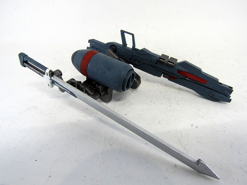 シンアスカ専用ウィザードで、ルナマリア小隊長の盾であり、剣であることから、通称ナイトウィザードと呼ばれています。(;^_^A赤い月が輝く時、世界を守るために表れる宵闇の魔術師からのネーミングです。赤いザクファントムのルナマリアを守るガーディアンというイメージなので、騎士の方のイメージもあります。本当は決闘機のようなイメージなのですが、デュエルは使えず、グラディエーターとかもザフトっぽくないので、最終的にこうなりました。(;^_^A装備時は慣習通り、ナイトザクウォーリアになるので、こうなると意味がよくわからない感じになってしまいます。(>_<)ナイトウィザードはアニメやゲームにもなっていますが、TRPGのひとつです。リプレイでよく登場する柊というキャラクターがいて、不幸体質気味だが決めるところでは決める活躍をするので、映画のシンも似た境遇かもと後から思いました。