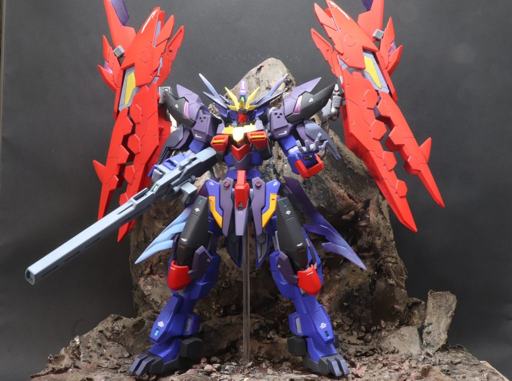 全身。基本的に延長、増幅を中心にスタイル変更している為、元キットより2周りほど大型化されておりHGとしてはボリュームのある作品となりました。
