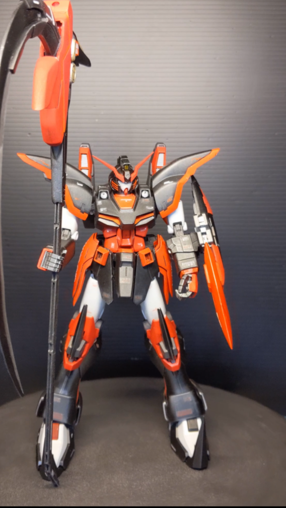 正面より。ちょと画質が死んでいる・・・鎌はビーム兵器ではなく実鎌にしております。ジャンク品で紛失パーツも多かった事から、違和感に気付かれる方も多いかとは思いますが、腰の部位は反対になっております。反対はバーニアを追加しております。（上記画像参照）