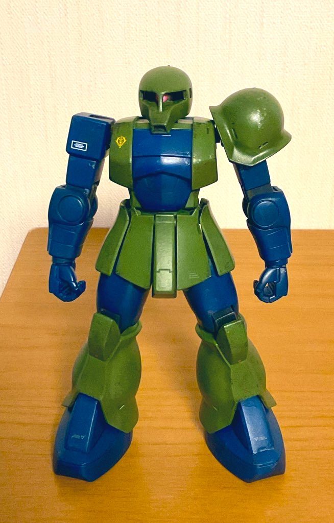 古いキットなので合わせ目が多いため結構処理に手間がかかりました💦頭部のモールドも消してモノアイはベーシックにHアイズに変更。手首の軸が目立つのでカバーを付けました。