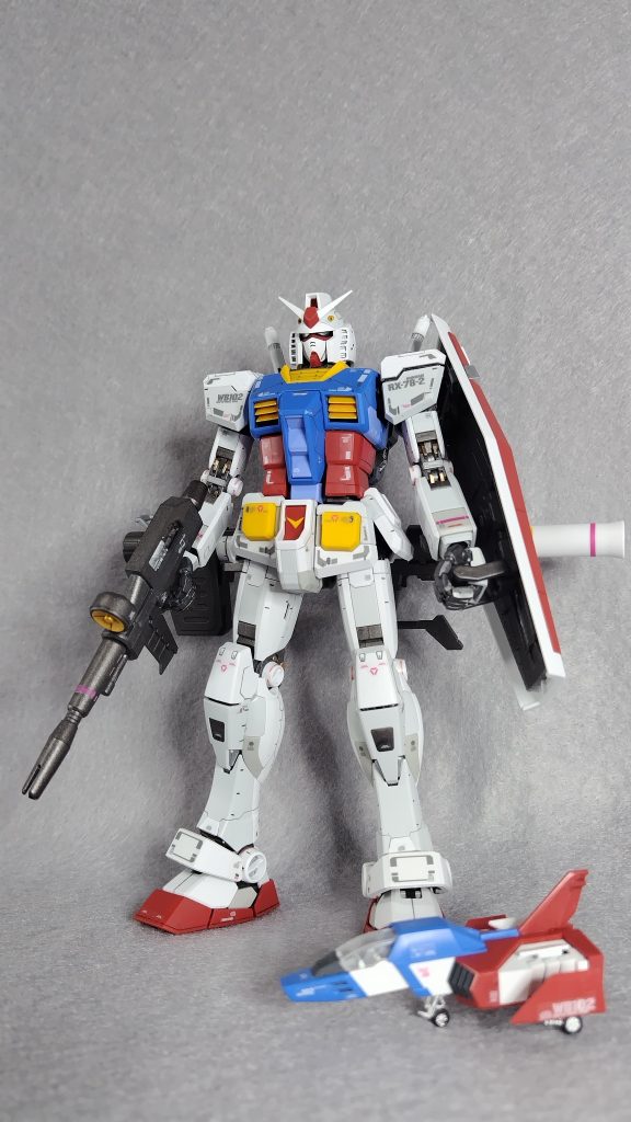 さすがのMGですね。組み立てるだけでディテールがしっかりと施されているのでとてもいいです。HGでは表現できない迫力があると思います。装甲は墨入れだけですが、内部フレームはガンメタで塗装してメカメカしさをアップしました。コアファイターも部分塗装ですが、車輪を塗装してのでよりリアルになりました。