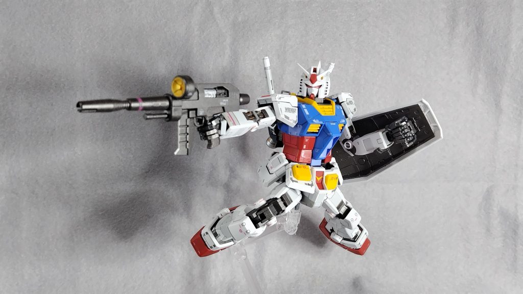 関節の可動域も広くいです。シールドは腕に装着時穴に差し込む方式はないのですが、わりと安定しています。