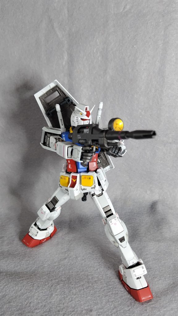 シールドの背負いも出来ます。シールド裏はガンメタ塗装です。武器のホールドは、開き手と武器通しの取り付け穴を差し込みあう方式ですが、これがしっかりと保持してくれるのでブラブラ脱落のストレスはありません。これはいいですね。