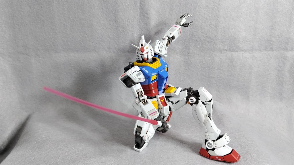 おなじみの斬りかかりのポーズも躍動感出ます。