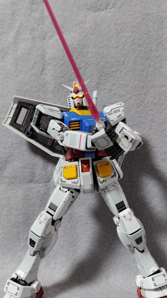 専用のLEDユニットを使ってメインカメラを発光させています。かっこいい!持っている人はこれはやったほうがいいと思います。オリジナルと変えたのは手の甲をホワイトにしました。自分的にはこれがしっくりくるのでRX78-2の製作はこうすることがおおいです。