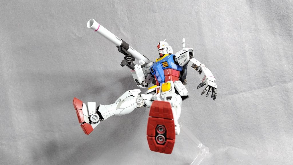 ハイパーバズーカでの構え。肩に乗せてあんていさせる必要はあります。