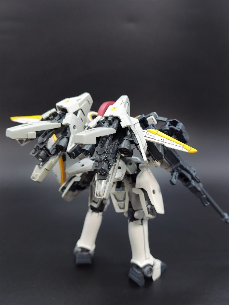 RGらしくパカパカ開く。その分細かな関節も多く左のブースターの外側バーニアは破損のため諦めました。映らない構図でごまかし。