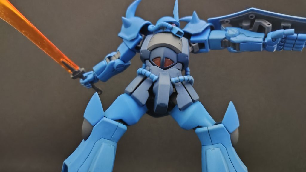 塗装はクレオスのアクリル系で確かこうだった気がします。(作ったの割と前なので忘れてる範囲あり)メイン青:MSライトブルー+スカイブルー+ニュートラルグレー胴体青 :MSブルーZ系+ニュートラルグレー関節  :ニュートラルグレー+ブラック胸部等黒:MSファントムグレーヒートロッド:ニュートラルグレー単色5連装75ミリ機関砲の銃口:焼鉄色単色コクピットとヒートサーベルのクリアパーツは塗装していませんトップコートに艶消しを吹いています。