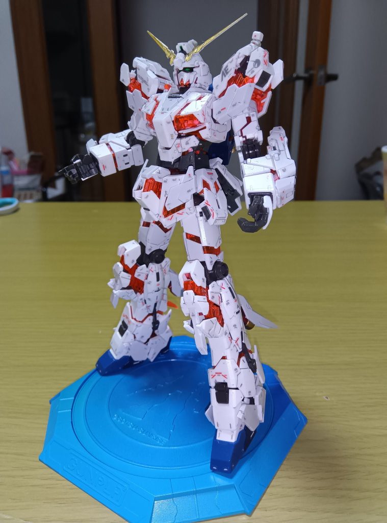 台座は海のイメージで塗装しました。今年は本当に暑かったですね！本体は白パーツにホワイトパールをかけました。