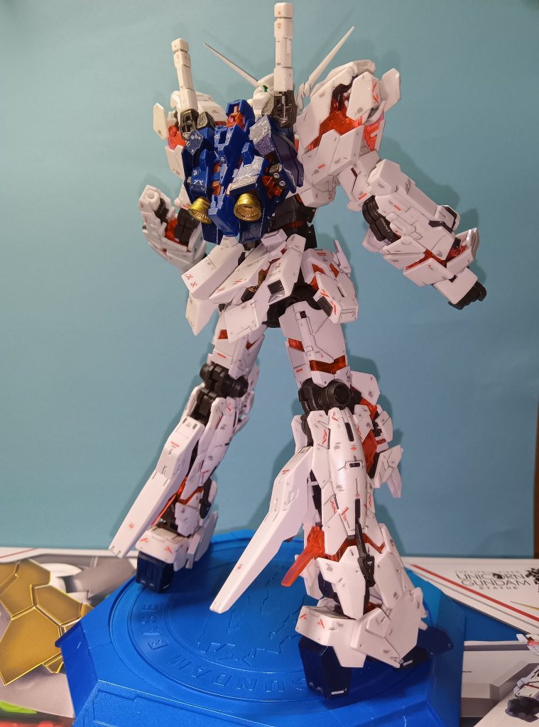 ガンダムベース限定品とのことで、実際の立像準拠の左右の掌、バックパックのサイドバーニアがついてきます。最大8個あった積みプラもこれで残すは1つです！(マクプラですが。)