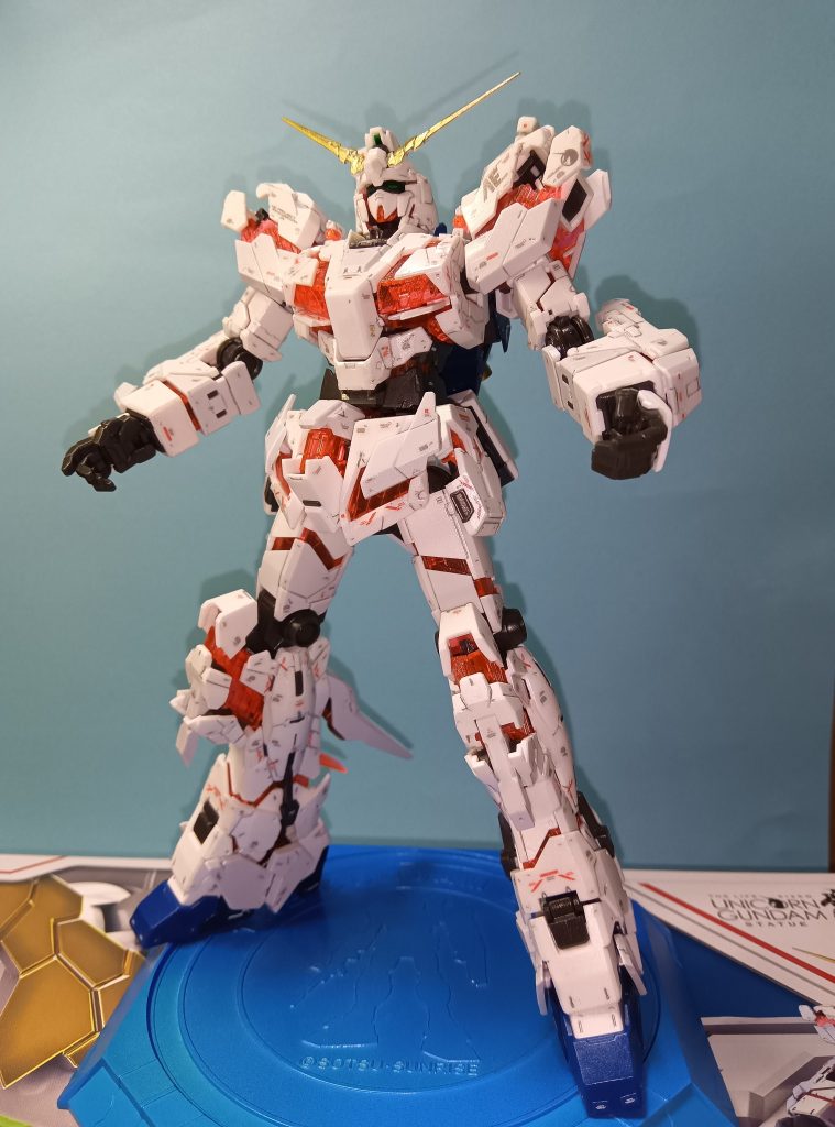 組み立ては1ヶ月ほどでできましたが付属シールが大量にあり、シール貼りだけで3ヶ月かかりました。