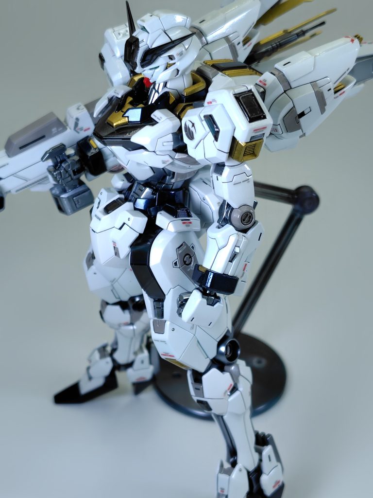 肩アーマーはセンターブロック大型化・バーニアの外側オフセットでボリュームアップしました。接続部はプラ板で軸隠しを追加しています。センターブロックにもシェルユニット追加でGUNDマシマシ感(?)を演出。